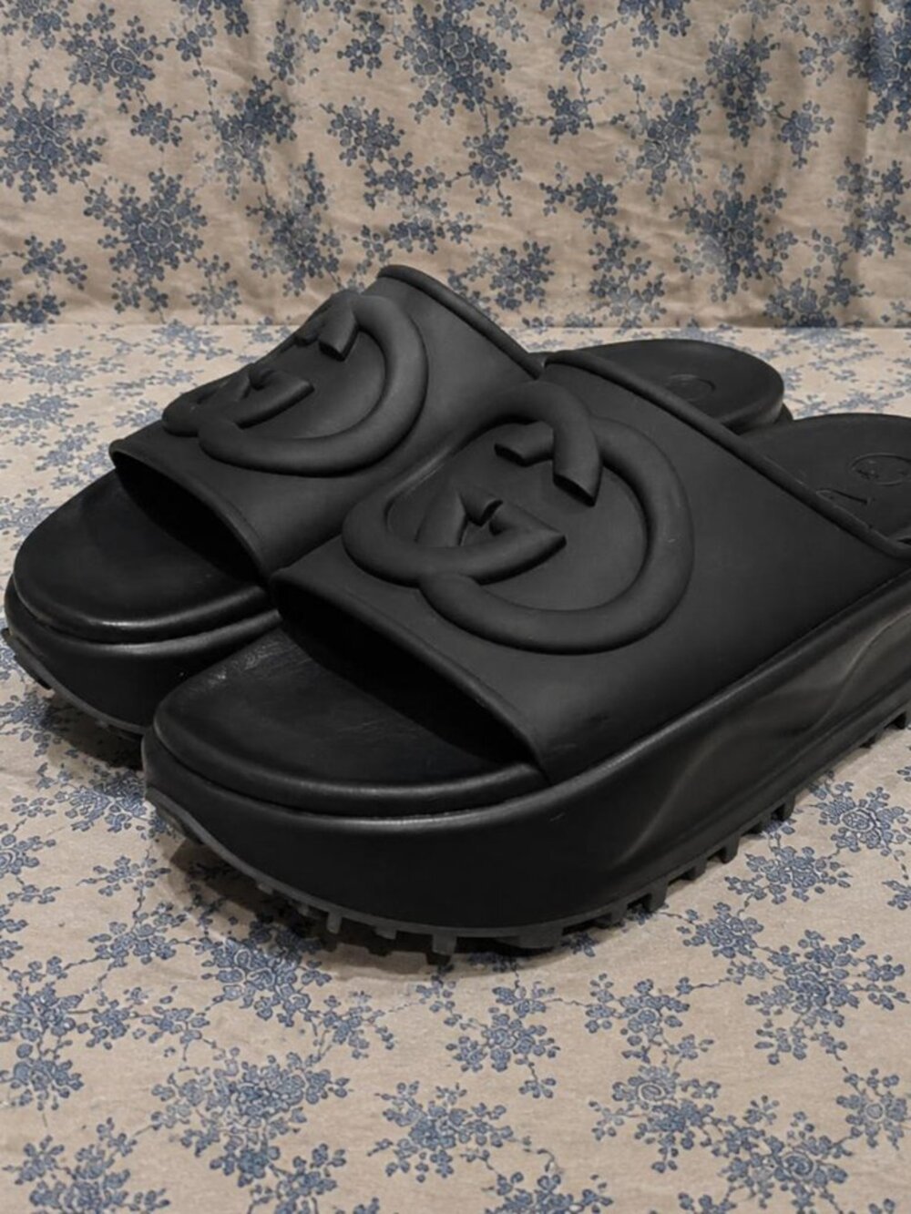 Gucci Women's Chic Black G Logo Sandals